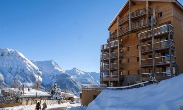 Situé au pied du Jardin des Piou-Piou et à deux pas de la Maison de l’Enfant